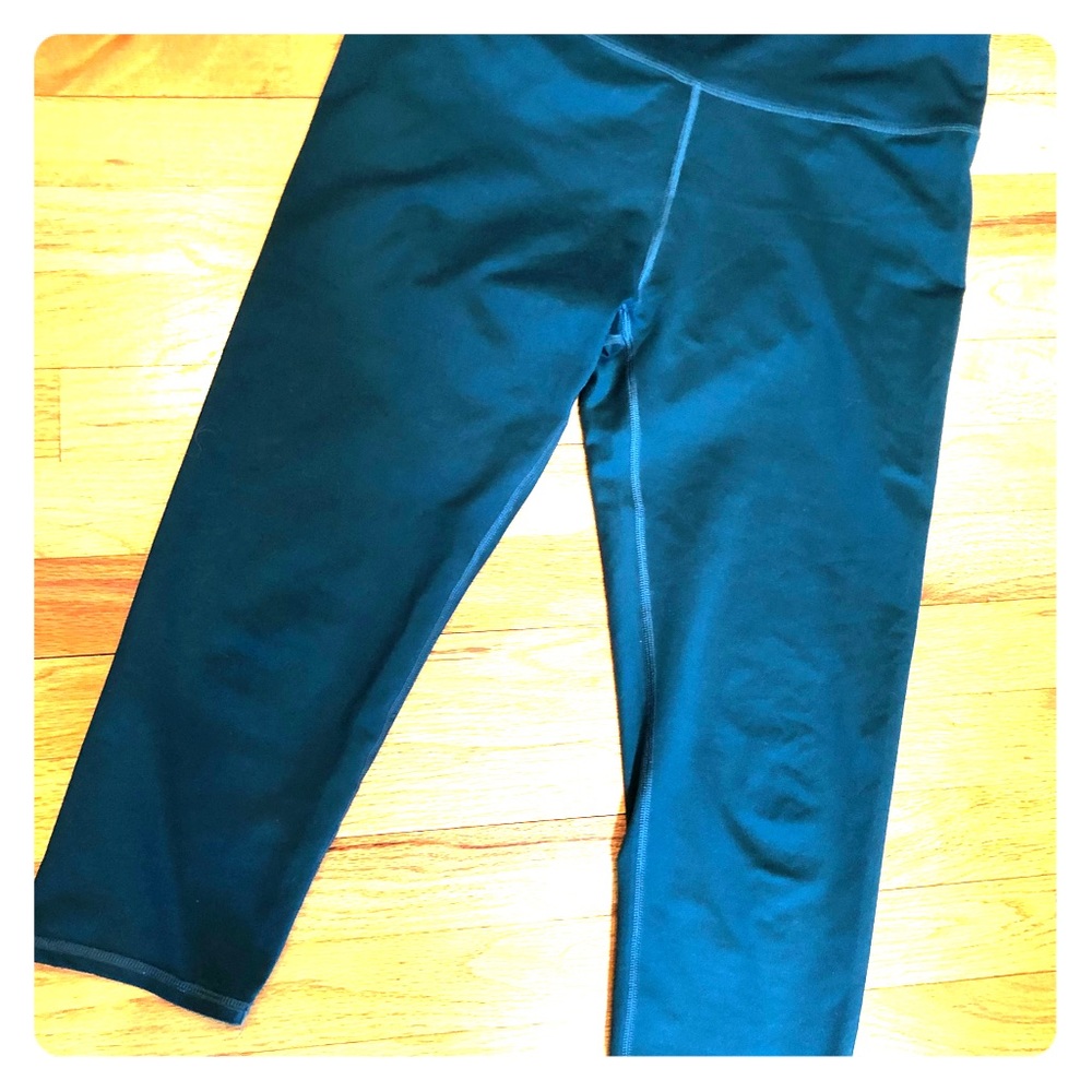 Used Fabletics cropped leggings- dark green